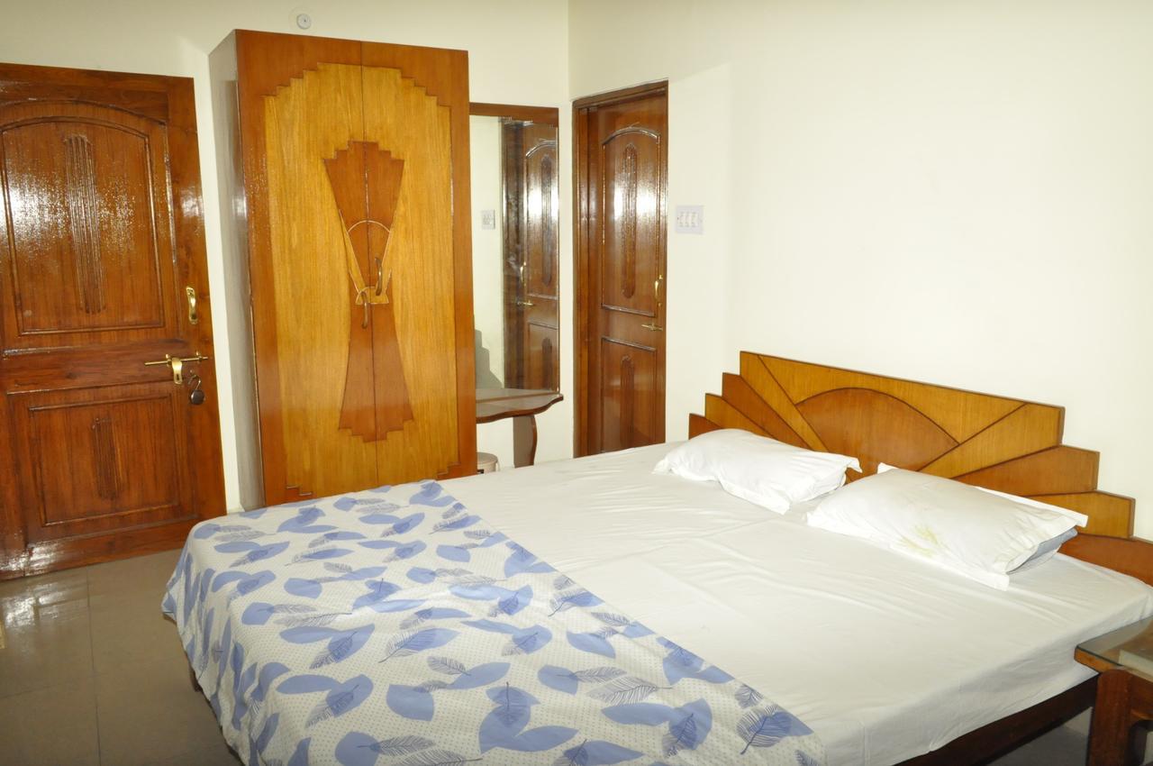Hotel Pleasure Landmark Ujjain Exteriör bild