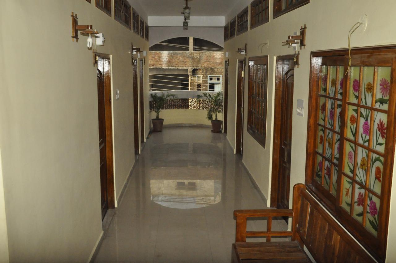 Hotel Pleasure Landmark Ujjain Exteriör bild
