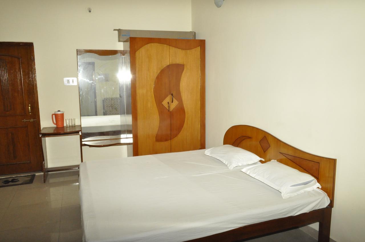 Hotel Pleasure Landmark Ujjain Exteriör bild