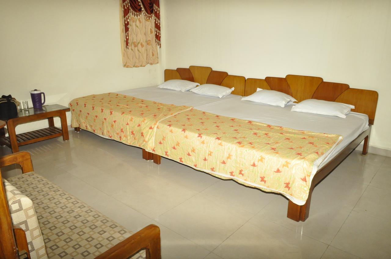 Hotel Pleasure Landmark Ujjain Exteriör bild